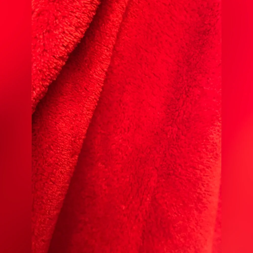 Gap Girls Red Plush Hooded Robe w/Tie. Size 12. So cozy and nice. Clean!